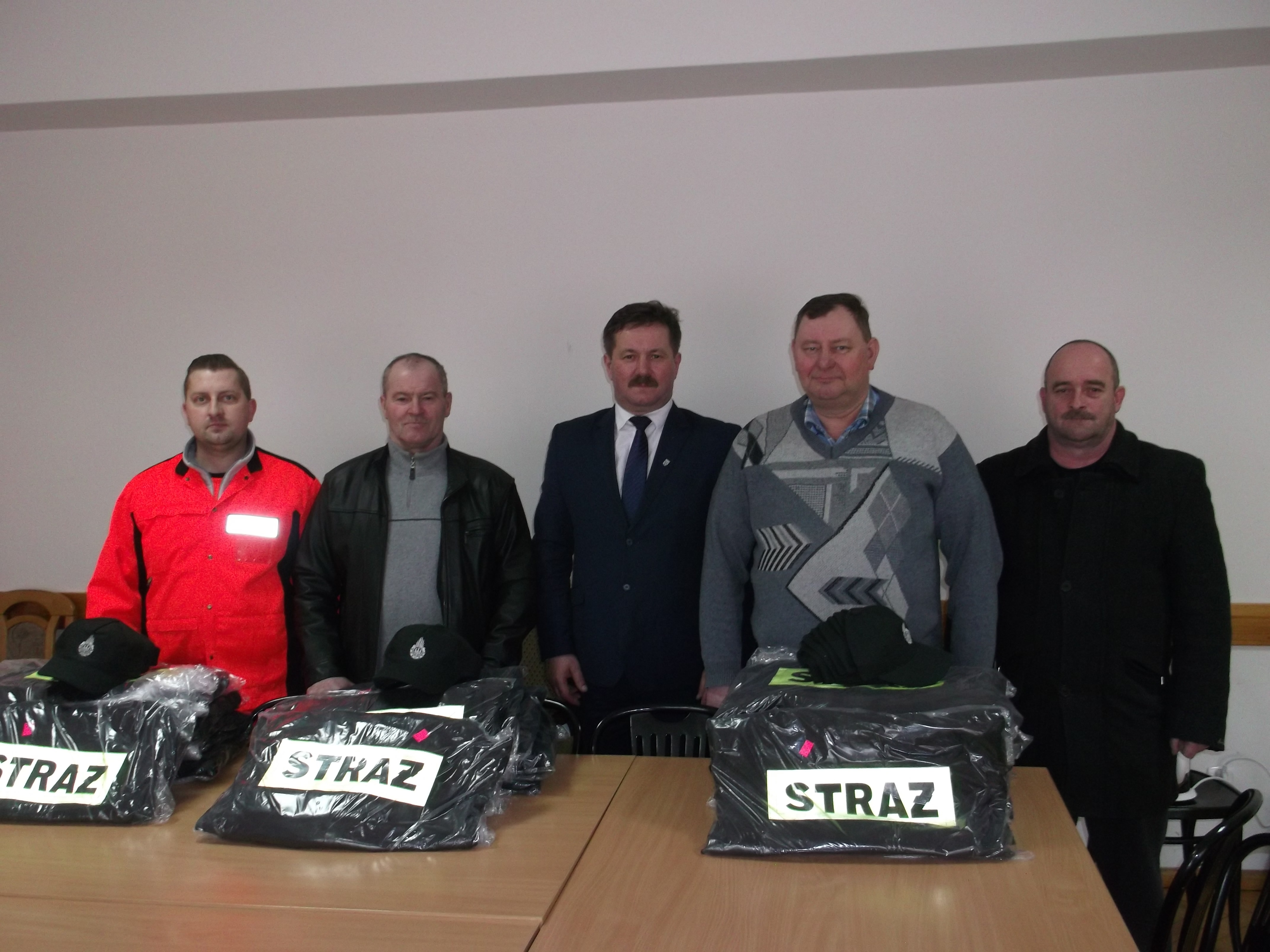 Przekazanie ubrań koszarowych dla strażaków